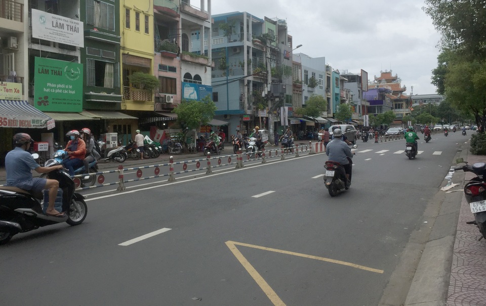 Hai nhóm thanh niên chém nhau kinh hoàng giữa trung tâm Sài Gòn - 2 Hai nhóm thanh niên chém nhau kinh hoàng giữa trung tâm Sài Gòn - 2