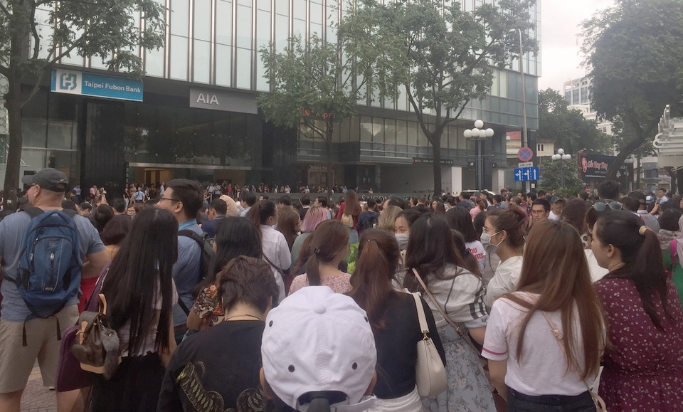 Hàng trăm người tháo chạy khỏi Saigon Center vì khói từ... máy phát điện - 2 Hàng trăm người tháo chạy khỏi Saigon Center vì khói từ... máy phát điện - 2