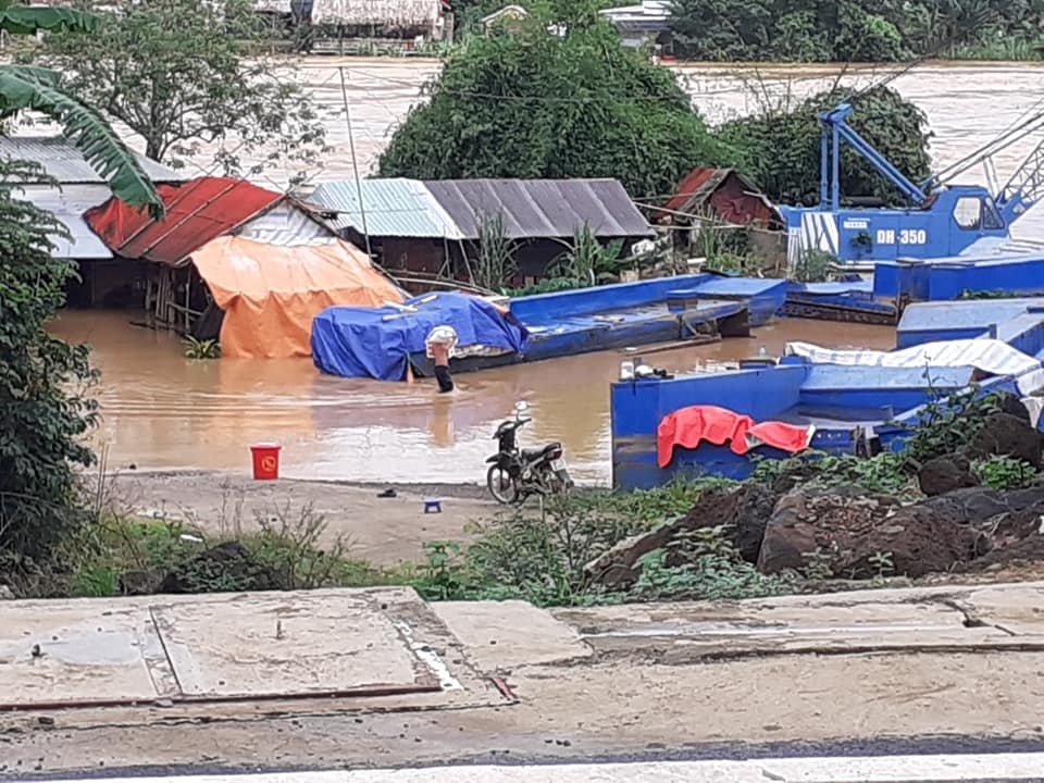 Nước lũ dâng cao, 1 người mất tích, hơn 700 hộ dân sơ tán - 2