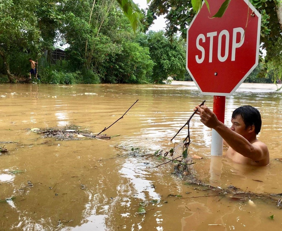 Nước lũ dâng cao, 1 người mất tích, hơn 700 hộ dân sơ tán - 3
