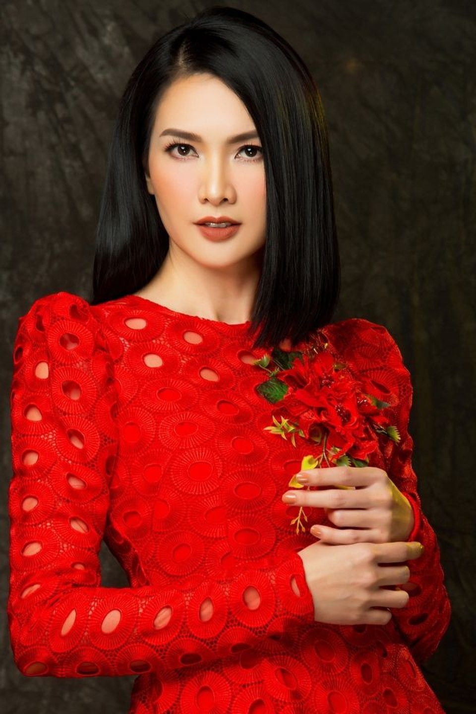 Anh Thư khoe cơ bụng săn chắc, vẻ đẹp quyến rũ ở tuổi 37 - 4