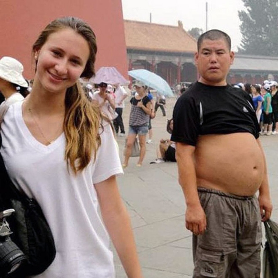 “Bikini vén áo khoe bụng” và những điều cấm ở Bắc Kinh - 1 “Bikini vén áo khoe bụng” và những điều cấm ở Bắc Kinh - 1