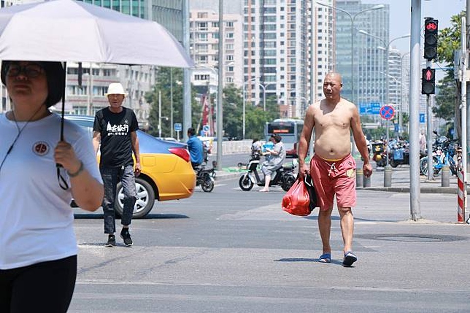 “Bikini vén áo khoe bụng” và những điều cấm ở Bắc Kinh - 2 “Bikini vén áo khoe bụng” và những điều cấm ở Bắc Kinh - 2
