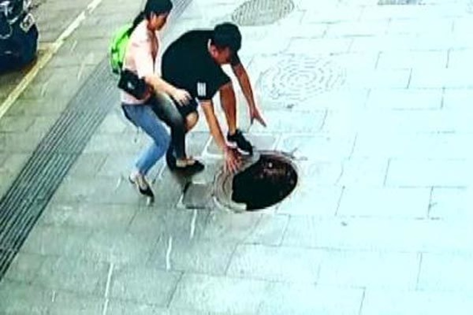 Bố nhanh tay cứu con thoát bị cống thải nuốt chửng - 1 Bố nhanh tay cứu con thoát bị cống thải nuốt chửng - 1