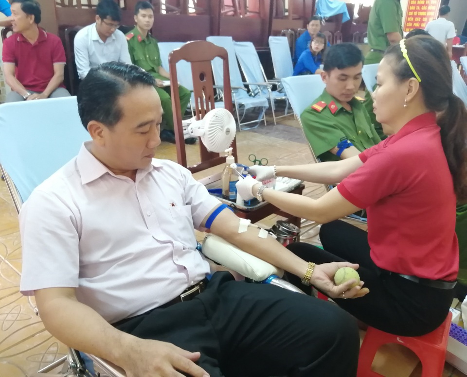 Chủ tịch huyện cùng Đoàn viên thanh niên hăng hái hiến máu tình nguyện - 2 Chủ tịch huyện cùng Đoàn viên thanh niên hăng hái hiến máu tình nguyện - 2