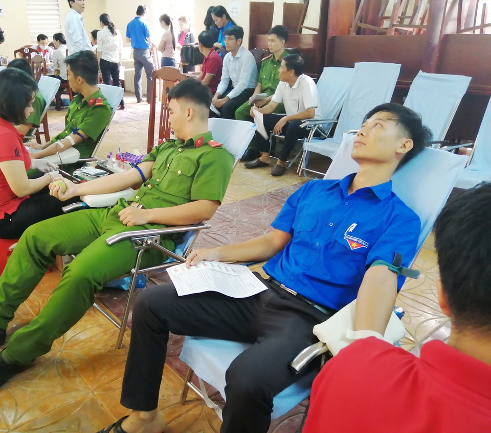 Chủ tịch huyện cùng Đoàn viên thanh niên hăng hái hiến máu tình nguyện - 1 Chủ tịch huyện cùng Đoàn viên thanh niên hăng hái hiến máu tình nguyện - 1