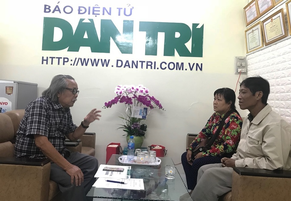 Trao số tiền hơn 35 triệu đồng đến người đàn bà bán vé số dạo kiếm cắc bạc lẻ chăm chồng bệnh hiểm - 1 Trao số tiền hơn 35 triệu đồng đến người đàn bà bán vé số dạo kiếm cắc bạc lẻ chăm chồng bệnh hiểm - 1