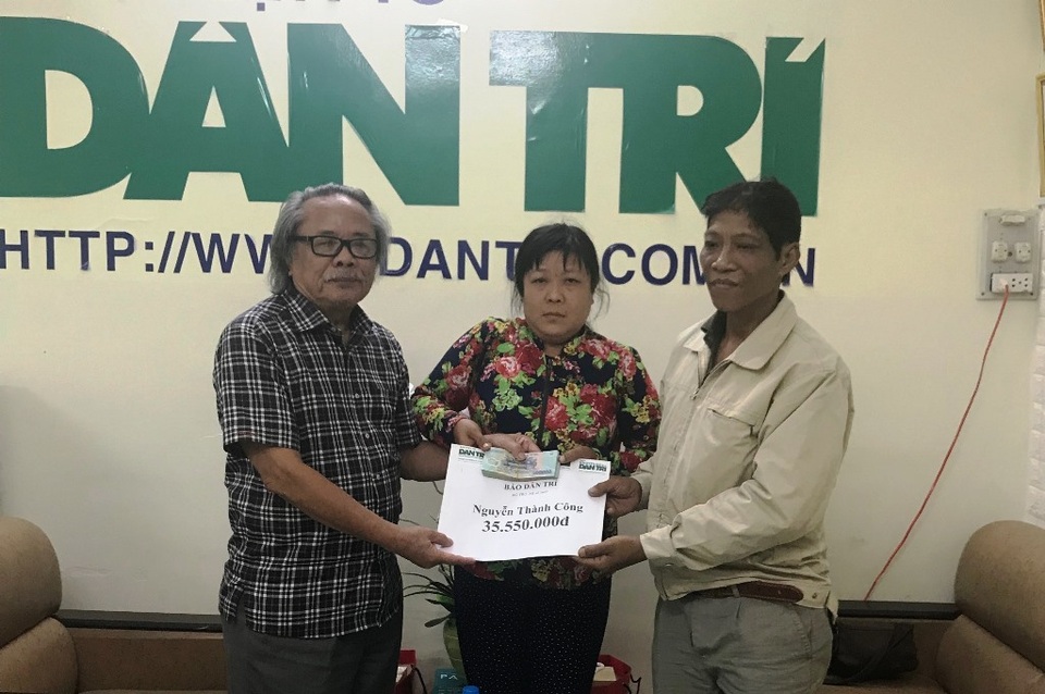 Trao số tiền hơn 35 triệu đồng đến người đàn bà bán vé số dạo kiếm cắc bạc lẻ chăm chồng bệnh hiểm - 2 Trao số tiền hơn 35 triệu đồng đến người đàn bà bán vé số dạo kiếm cắc bạc lẻ chăm chồng bệnh hiểm - 2