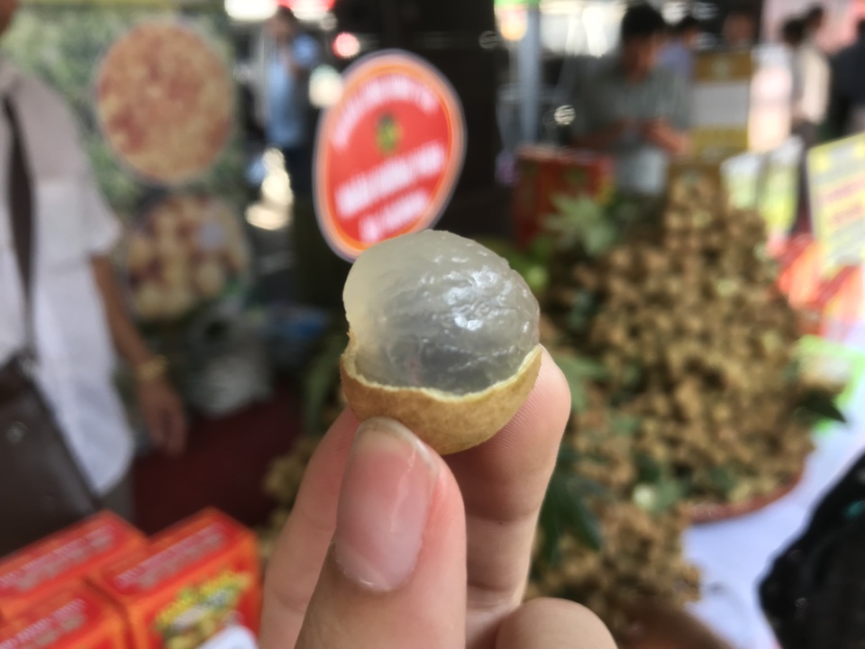 140 nghìn đồng/kg nhãn cổ đường phèn, dân Hà Nội vẫn xếp hàng tranh mua - 2 140 nghìn đồng/kg nhãn cổ đường phèn, dân Hà Nội vẫn xếp hàng tranh mua - 2