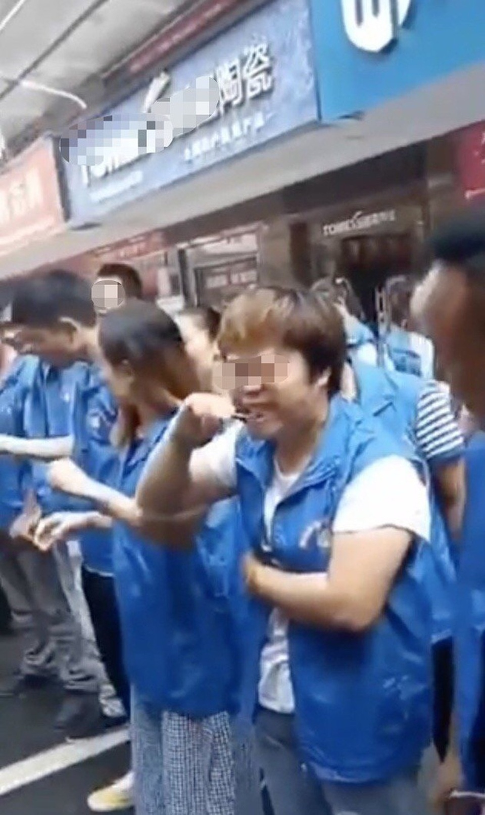 Công ty gây phẫn nộ khi phạt nhân viên... nhai cá sống và uống máu gà - 1 Công ty gây phẫn nộ khi phạt nhân viên... nhai cá sống và uống máu gà - 1
