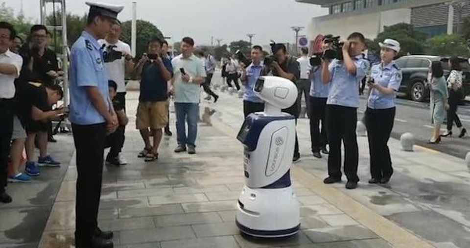 Xem robot cảnh sát giao thông đi tuần trên đường phố Trung Quốc - 1 Xem robot cảnh sát giao thông đi tuần trên đường phố Trung Quốc - 1