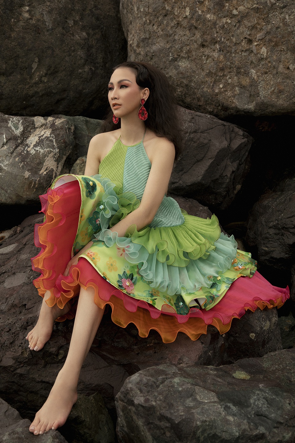 Hoa hậu Paris Vũ lần đầu bạo dạn khoe lưng trần trước biển cả - 3 Hoa hậu Paris Vũ lần đầu bạo dạn khoe lưng trần trước biển cả - 3