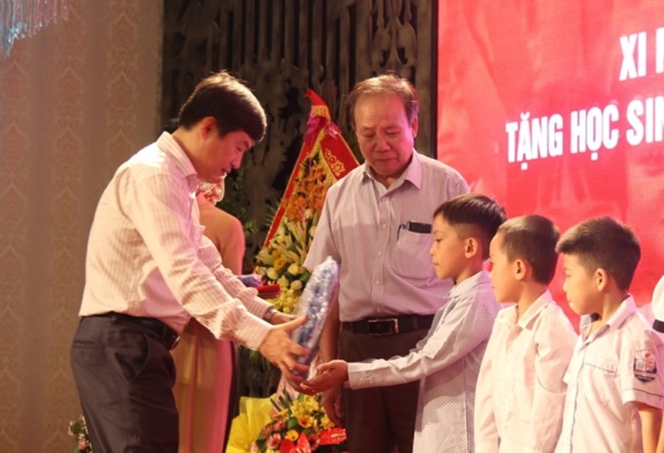 Trao hơn 500 triệu đồng học bổng cho học sinh có hoàn cảnh đặc biệt khó khăn - 1