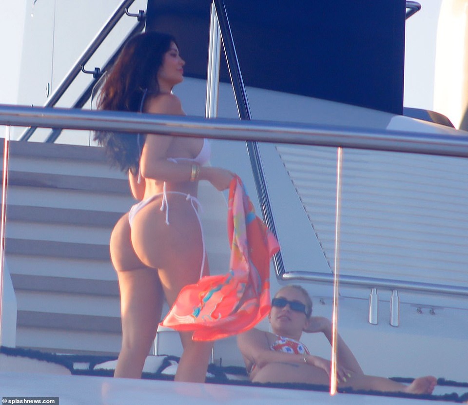 Kylie Jenner khoe thân hình nảy nở - 3