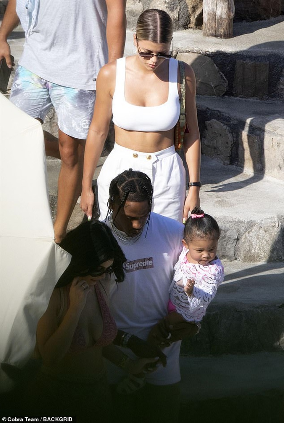 Kylie Jenner khoe thân hình nảy nở - 7