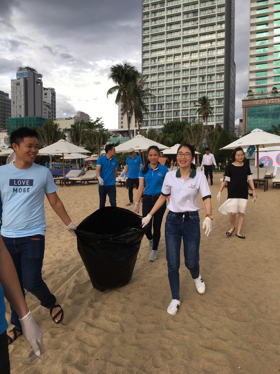 Nhân viên khách sạn Mường Thanh cùng tham gia chiến dịch làm sạch môi trường - 2 Nhân viên khách sạn Mường Thanh cùng tham gia chiến dịch làm sạch môi trường - 2