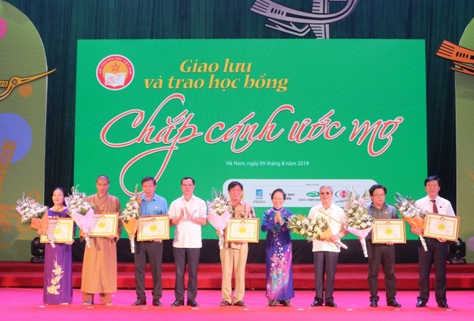 Trao học bổng “Chắp cánh ước mơ” năm 2019 tổng trị giá gần 3 tỷ đồng - 1 Trao học bổng “Chắp cánh ước mơ” năm 2019 tổng trị giá gần 3 tỷ đồng - 1