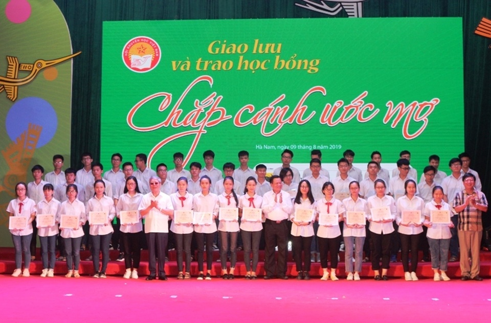 Trao học bổng “Chắp cánh ước mơ” năm 2019 tổng trị giá gần 3 tỷ đồng - 3 Trao học bổng “Chắp cánh ước mơ” năm 2019 tổng trị giá gần 3 tỷ đồng - 3