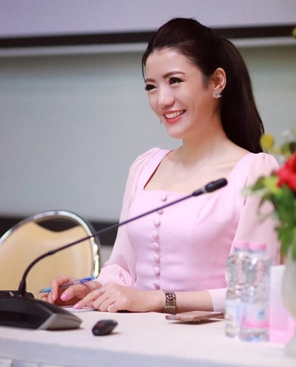 Cô giáo kiêm tiếp viên hàng không hot nhất Thái Lan đẹp nhờ chăm sóc kỳ công - 4 Cô giáo kiêm tiếp viên hàng không hot nhất Thái Lan đẹp nhờ chăm sóc kỳ công - 4