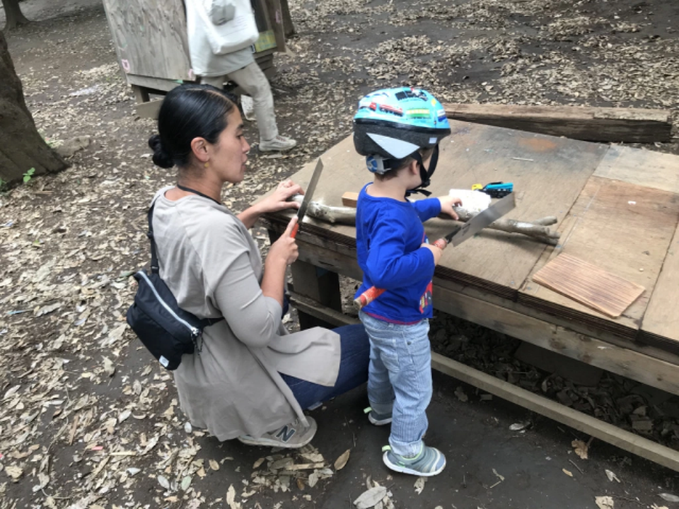 Công viên kỳ lạ - Nơi khuyến khích trẻ nhỏ chơi đùa cùng búa, dao, cưa - 1 Công viên kỳ lạ - Nơi khuyến khích trẻ nhỏ chơi đùa cùng búa, dao, cưa - 1