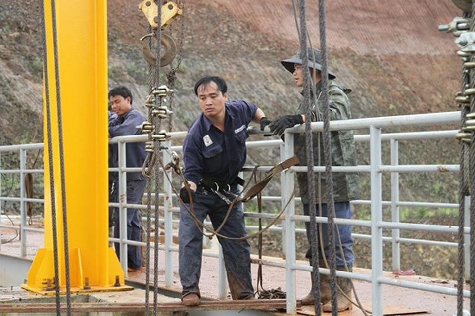 Đang nỗ lực “giải cứu” thủy điện bị ngập trong nước - 4 Đang nỗ lực “giải cứu” thủy điện bị ngập trong nước - 4