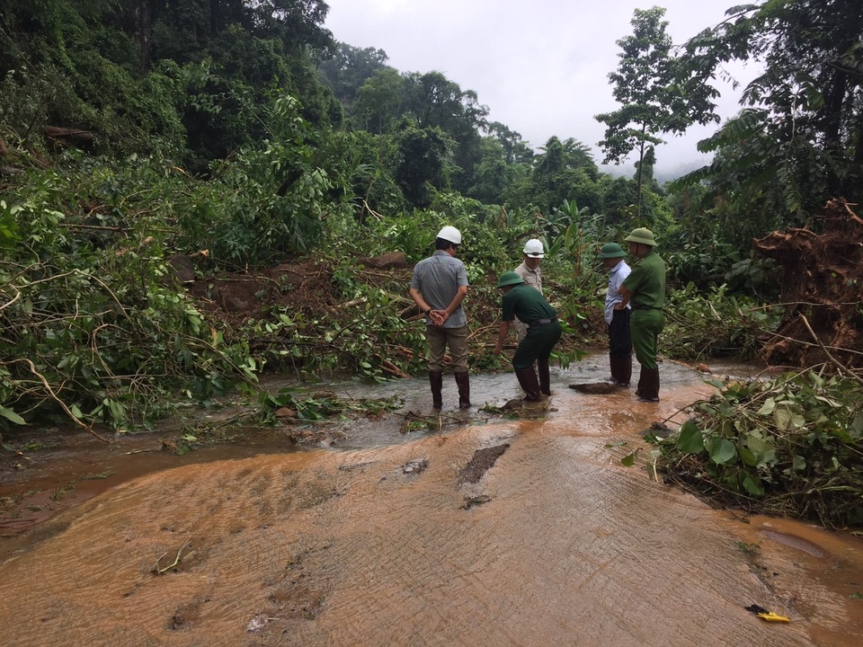 Đang nỗ lực “giải cứu” thủy điện bị ngập trong nước - 1 Đang nỗ lực “giải cứu” thủy điện bị ngập trong nước - 1