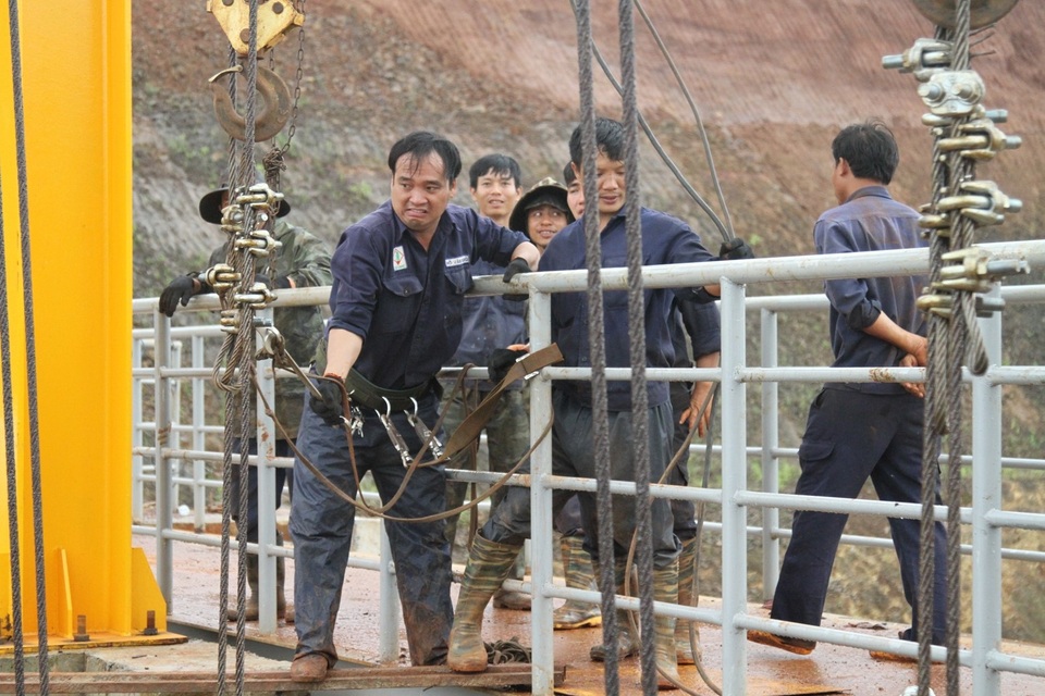 Mở được van xả tràn, đập thủy điện thoát nguy cơ vỡ - 1 Mở được van xả tràn, đập thủy điện thoát nguy cơ vỡ - 1