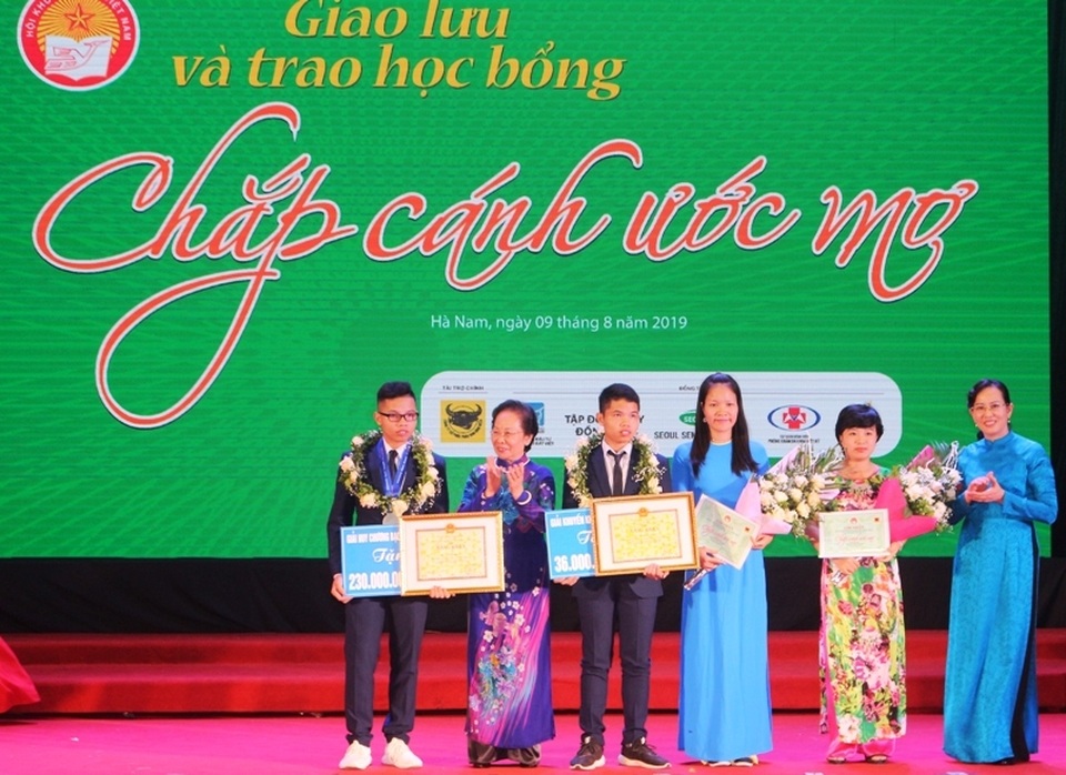 Trao học bổng “Chắp cánh ước mơ” năm 2019 tổng trị giá gần 3 tỷ đồng - 2 Trao học bổng “Chắp cánh ước mơ” năm 2019 tổng trị giá gần 3 tỷ đồng - 2