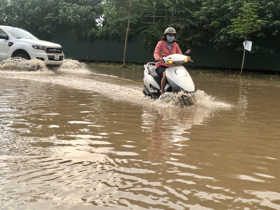 Hà Nội: Tạnh mưa 2 ngày, đường vẫn ngập như “sông sâu” - 5 Hà Nội: Tạnh mưa 2 ngày, đường vẫn ngập như “sông sâu” - 5