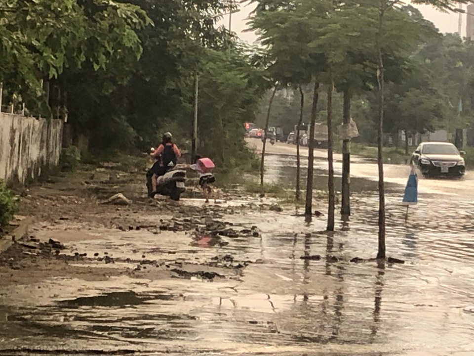 Hà Nội: Tạnh mưa 2 ngày, đường vẫn ngập như “sông sâu” - 8 Hà Nội: Tạnh mưa 2 ngày, đường vẫn ngập như “sông sâu” - 8