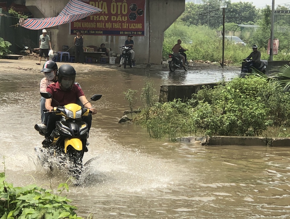 Hà Nội: Tạnh mưa 2 ngày, đường vẫn ngập như “sông sâu” - 12 Hà Nội: Tạnh mưa 2 ngày, đường vẫn ngập như “sông sâu” - 12