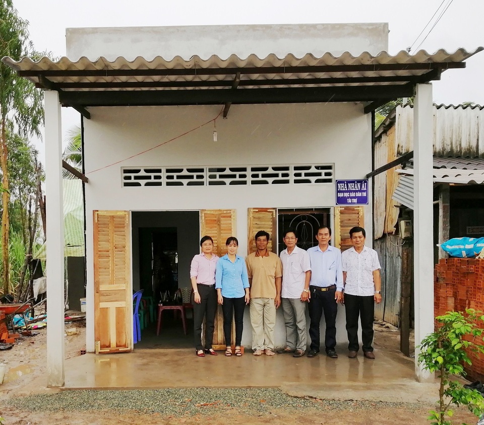 Cha con chân sắt được bạn đọc Dân trí xây tặng Ngôi nhà Nhân ái - 4 Cha con chân sắt được bạn đọc Dân trí xây tặng Ngôi nhà Nhân ái - 4