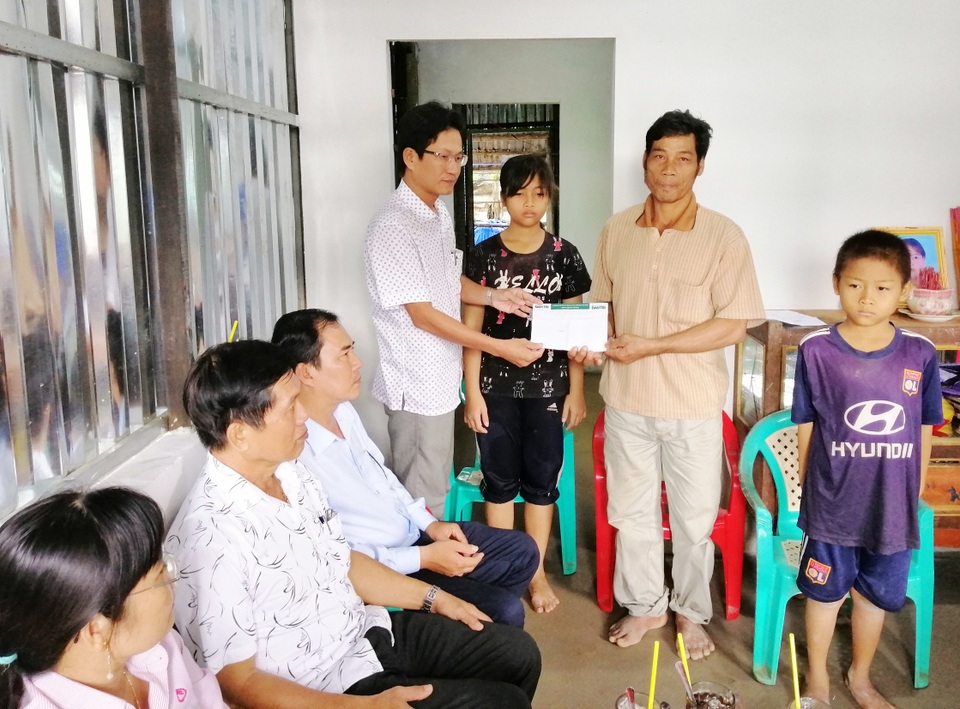 Cha con chân sắt được bạn đọc Dân trí xây tặng Ngôi nhà Nhân ái - 2 Cha con chân sắt được bạn đọc Dân trí xây tặng Ngôi nhà Nhân ái - 2