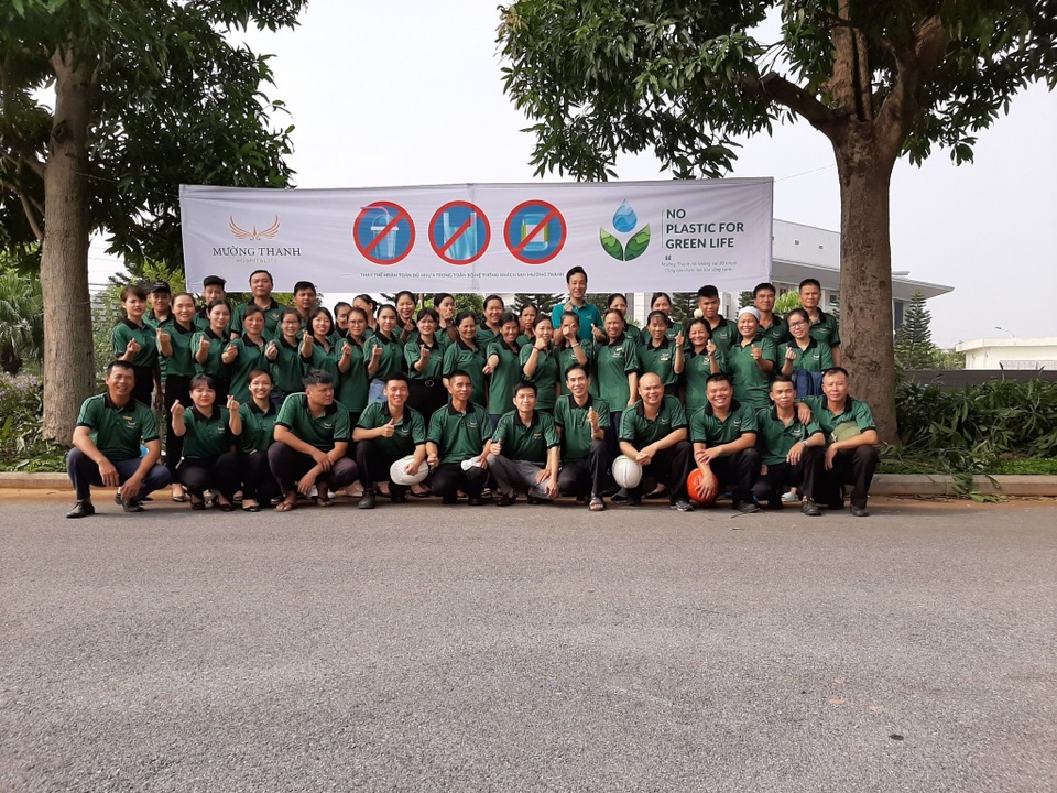 Nhân viên khách sạn Mường Thanh cùng tham gia chiến dịch làm sạch môi trường - 1 Nhân viên khách sạn Mường Thanh cùng tham gia chiến dịch làm sạch môi trường - 1
