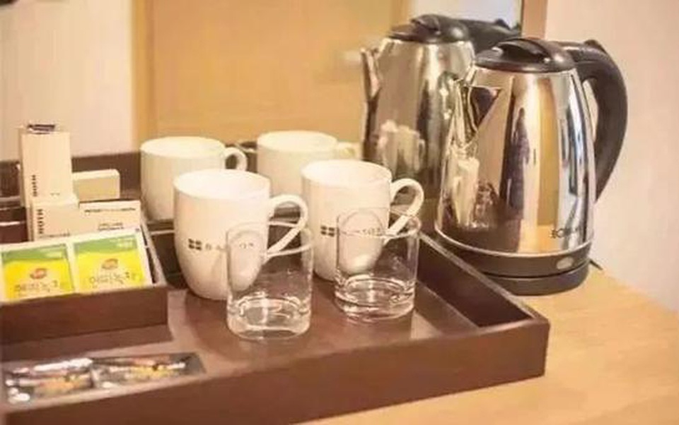 Kinh hoàng: Nữ du khách lấy ấm siêu tốc trong khách sạn để giặt đồ lót - 2 Kinh hoàng: Nữ du khách lấy ấm siêu tốc trong khách sạn để giặt đồ lót - 2