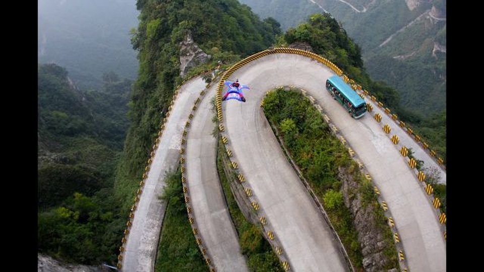 Lái moto vượt qua 999 bậc thang trong 56 giây để lên Cổng trời - 3 Lái moto vượt qua 999 bậc thang trong 56 giây để lên Cổng trời - 3
