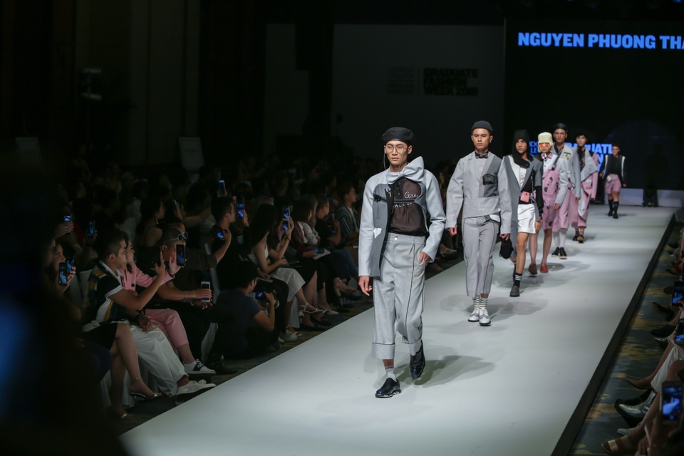 Mặt nạ phòng độc, dù, màng lọc không khí... vào bộ sưu tập thời trang sinh viên - 9