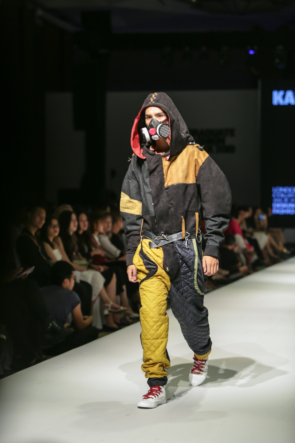 Mặt nạ phòng độc, dù, màng lọc không khí... vào bộ sưu tập thời trang sinh viên - 1