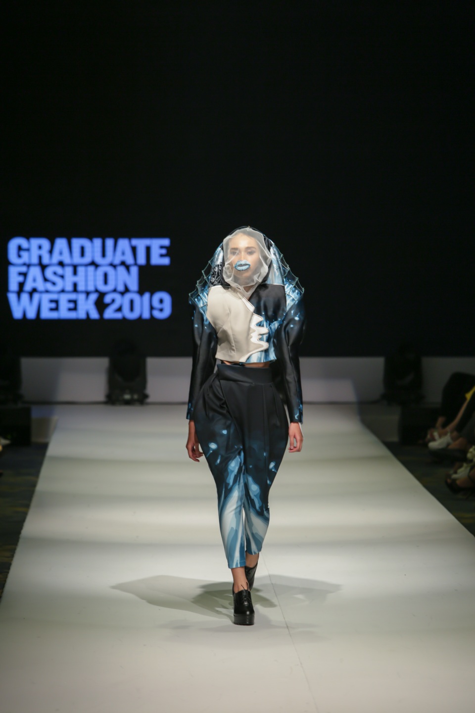 Mặt nạ phòng độc, dù, màng lọc không khí... vào bộ sưu tập thời trang sinh viên - 3