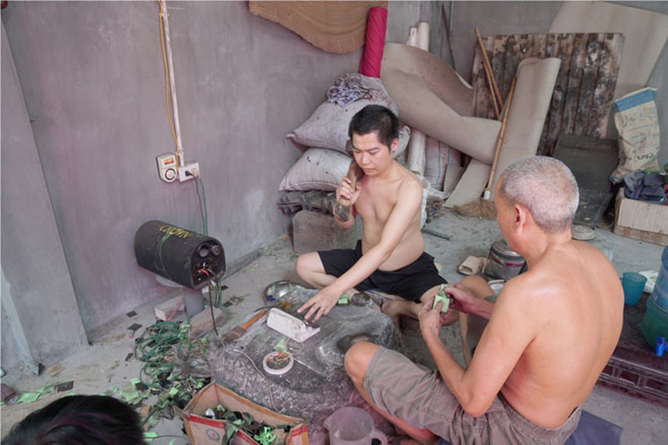 Nghệ nhân tiết lộ bí quyết “biến” 1 chỉ vàng ra 490 lá vàng - 2 Nghệ nhân tiết lộ bí quyết “biến” 1 chỉ vàng ra 490 lá vàng - 2
