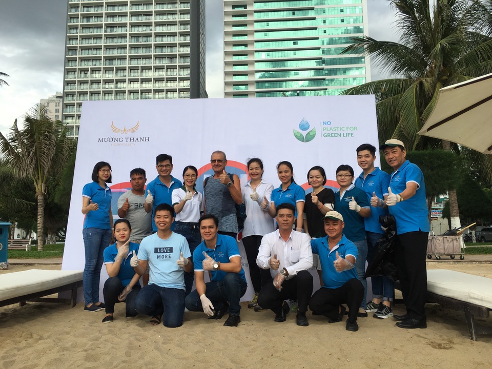 Nhân viên khách sạn Mường Thanh cùng tham gia chiến dịch làm sạch môi trường - 11 Nhân viên khách sạn Mường Thanh cùng tham gia chiến dịch làm sạch môi trường - 11