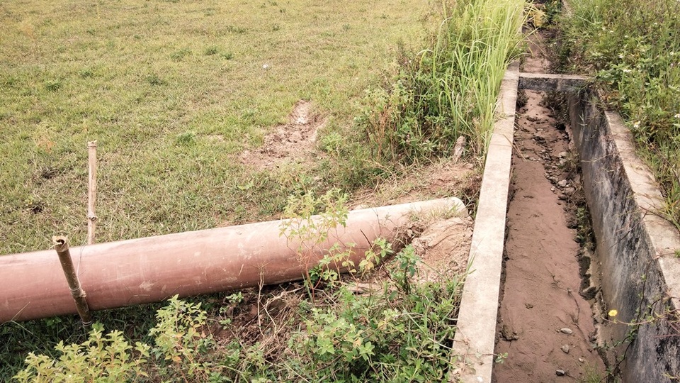 Nhiều hồ đập khô cạn chưa từng thấy do cái nóng 40 độ ròng rã nhiều tháng - 11 Nhiều hồ đập khô cạn chưa từng thấy do cái nóng 40 độ ròng rã nhiều tháng - 11