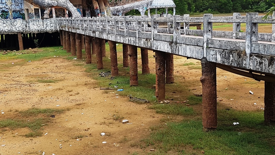 Nhiều hồ đập khô cạn chưa từng thấy do cái nóng 40 độ ròng rã nhiều tháng - 13 Nhiều hồ đập khô cạn chưa từng thấy do cái nóng 40 độ ròng rã nhiều tháng - 13