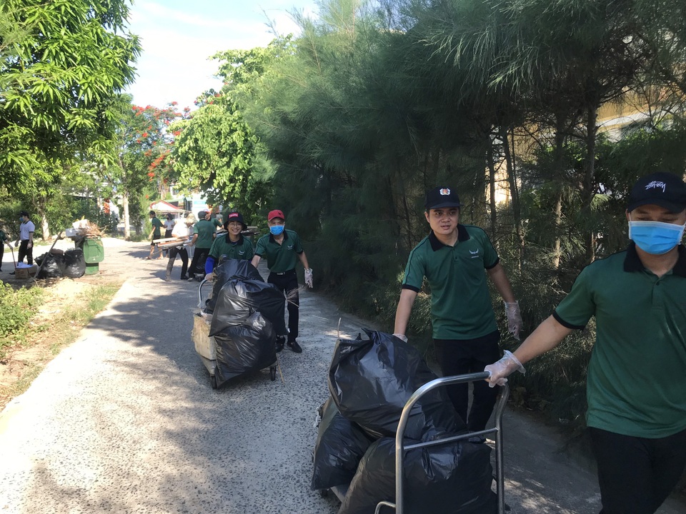 Nhân viên khách sạn Mường Thanh cùng tham gia chiến dịch làm sạch môi trường - 7 Nhân viên khách sạn Mường Thanh cùng tham gia chiến dịch làm sạch môi trường - 7