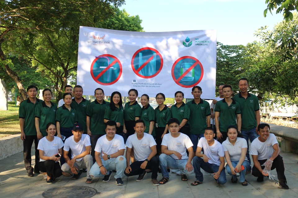 Nhân viên khách sạn Mường Thanh cùng tham gia chiến dịch làm sạch môi trường - 17 Nhân viên khách sạn Mường Thanh cùng tham gia chiến dịch làm sạch môi trường - 17