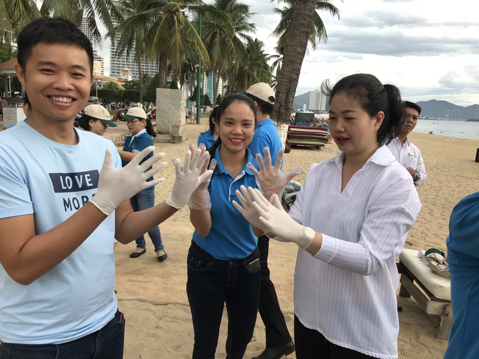 Nhân viên khách sạn Mường Thanh cùng tham gia chiến dịch làm sạch môi trường - 9 Nhân viên khách sạn Mường Thanh cùng tham gia chiến dịch làm sạch môi trường - 9