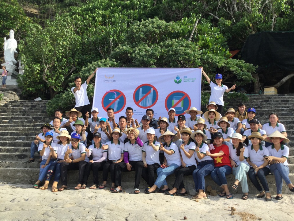 Nhân viên khách sạn Mường Thanh cùng tham gia chiến dịch làm sạch môi trường - 15 Nhân viên khách sạn Mường Thanh cùng tham gia chiến dịch làm sạch môi trường - 15