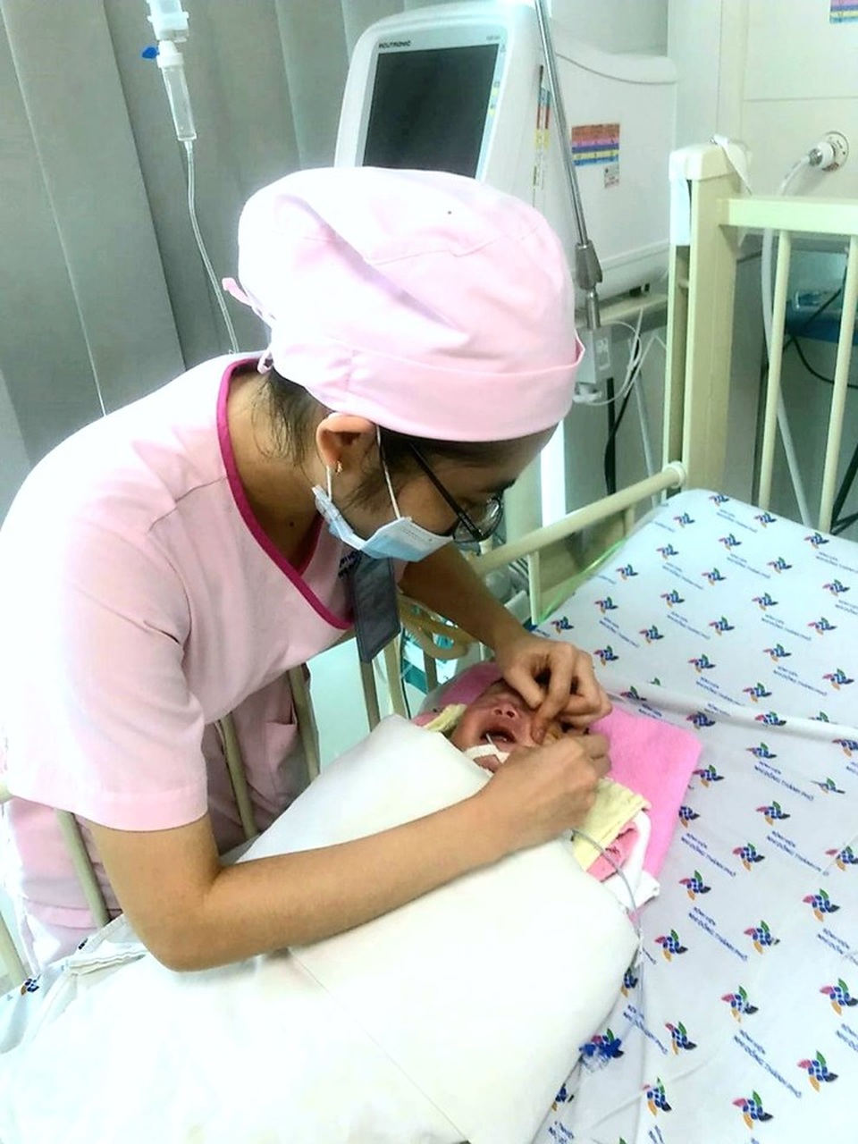 Hít phân su khi sinh, bé trai suýt chết vì viêm phổi - 3 Hít phân su khi sinh, bé trai suýt chết vì viêm phổi - 3