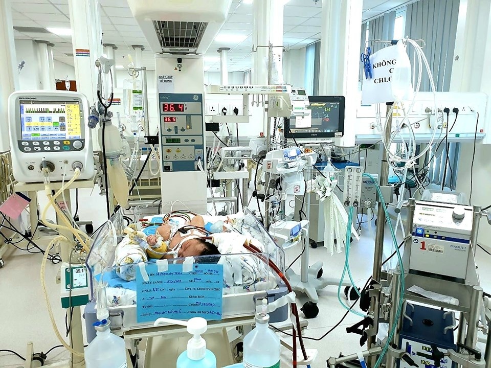Hít phân su khi sinh, bé trai suýt chết vì viêm phổi - 1 Hít phân su khi sinh, bé trai suýt chết vì viêm phổi - 1