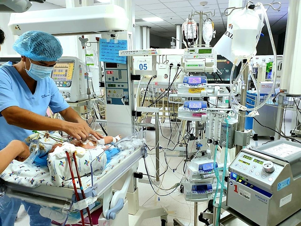 Hít phân su khi sinh, bé trai suýt chết vì viêm phổi - 2 Hít phân su khi sinh, bé trai suýt chết vì viêm phổi - 2